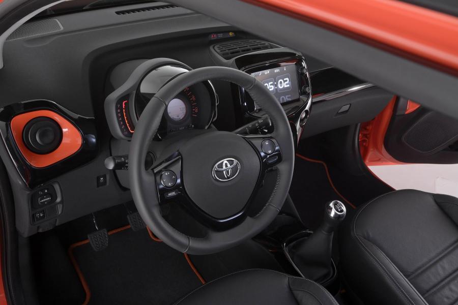  Toyota Aygo x-cite 5-Door 2015 года  (фото 4 из 7)
